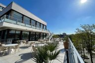 Un espace en hauteur avec vue dégagée, idéal pour vos cocktails ou moments de détente en plein air. | © HOTEL DU PORT